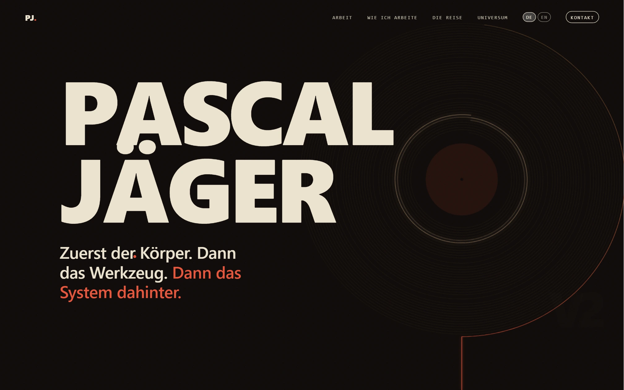 Der Hero von pascaljaeger.de: die Schallplatte mit ihrer einzelnen Rille, der Name davor, und der rote Faden, der unten rechts aus der Platte fällt.