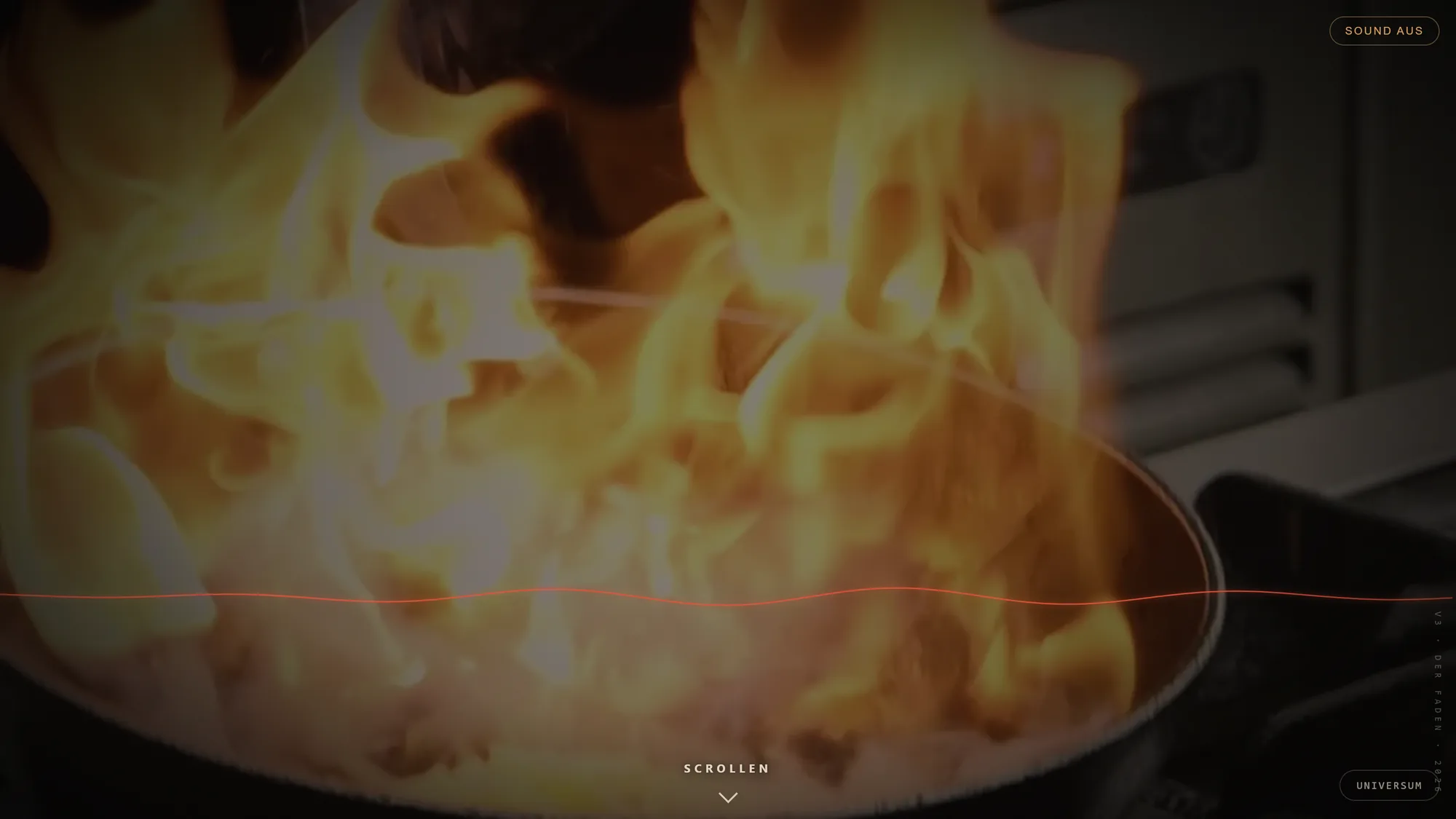Eine Flambé-Szene aus dem Scroll-Film: Flammen schlagen aus der Pfanne, der rote Faden läuft quer durchs Bild.